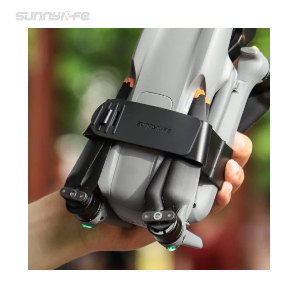 Bescherm de propellers van uw DJI Air 3 tijdens het transport en opslag met de Sunnylife propeller holder voor de DJI Air 3 zwart. Dankzij het makkelijke kliksysteem kan u eenvoudig de propeller holder op de drone bevestigen en het er weer losklikken bij de start van de vlucht.