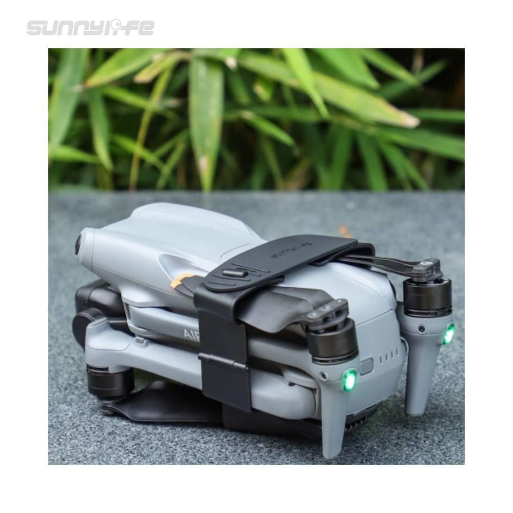 Bescherm de propellers van uw DJI Air 3 tijdens het transport en opslag met de Sunnylife propeller holder voor de DJI Air 3 zwart. Dankzij het makkelijke kliksysteem kan u eenvoudig de propeller holder op de drone bevestigen en het er weer losklikken bij de start van de vlucht.