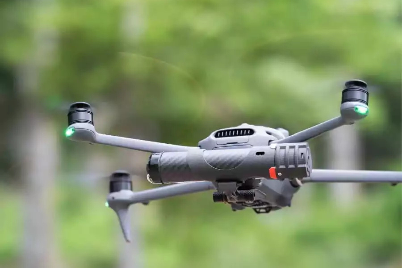 Professionele drone uitgerust met een Dronavia Kronos C5-parachutesysteem tijdens een STS-01-operatie