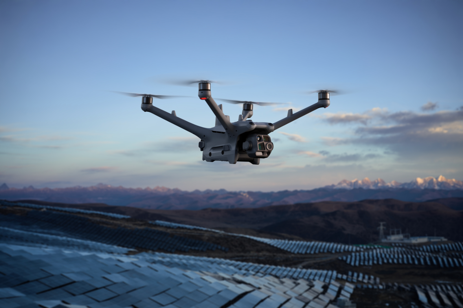 Drone in vlucht boven bergachtig landschap als voorbeeld van recreatief gebruik waar lokale regels gelden