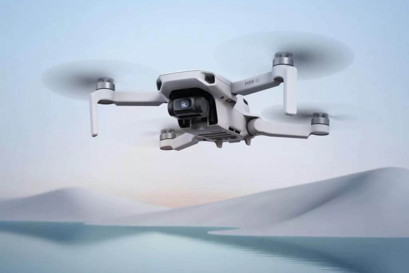 Gekochte compacte DJI Mini-drone in vlucht, geschikt voor beginners en regelmatig gebruik