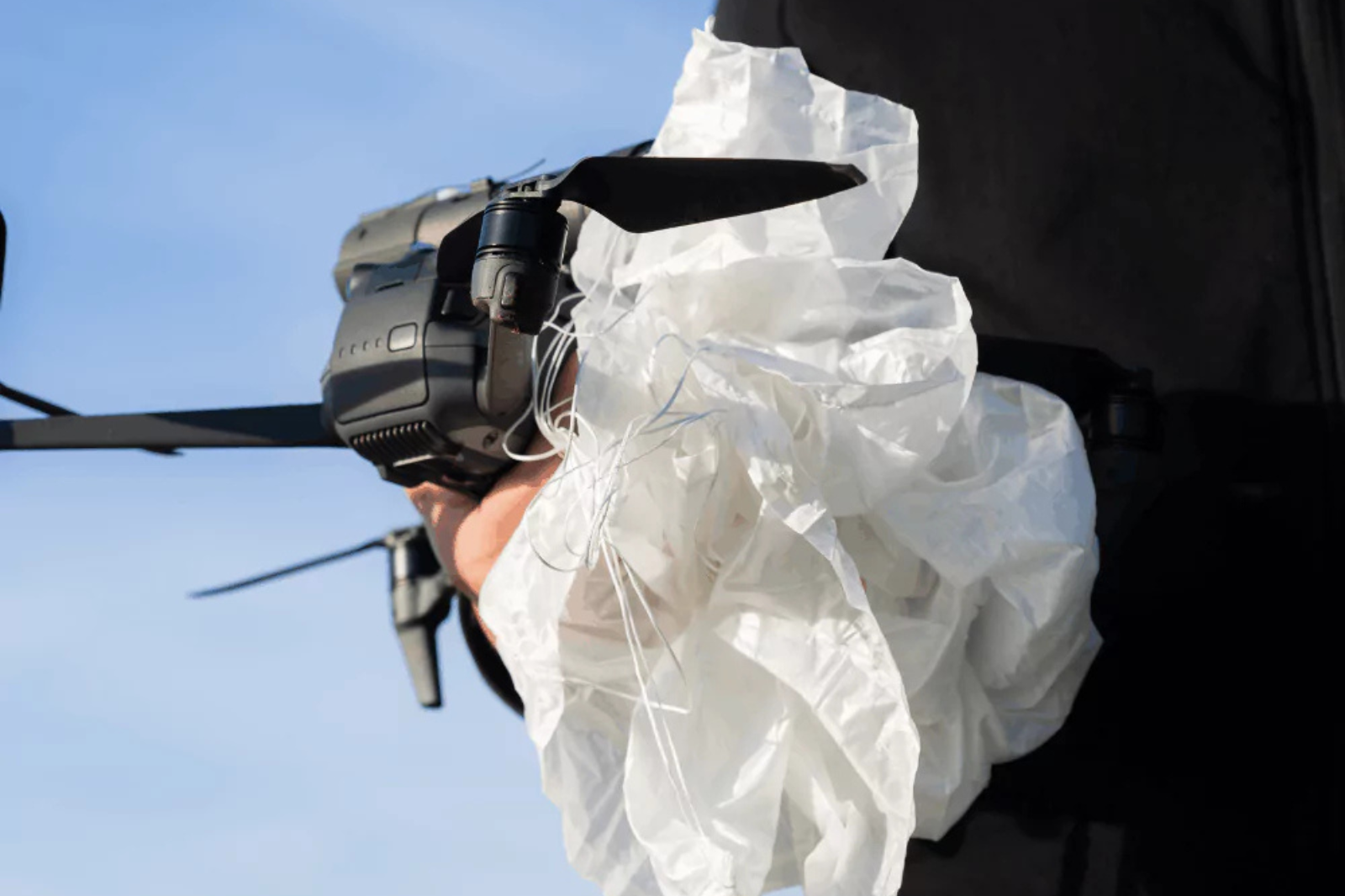 Professionele drone uitgerust met een parachutesysteem als onderdeel van een C5-ombouw voor STS-01-vluchten