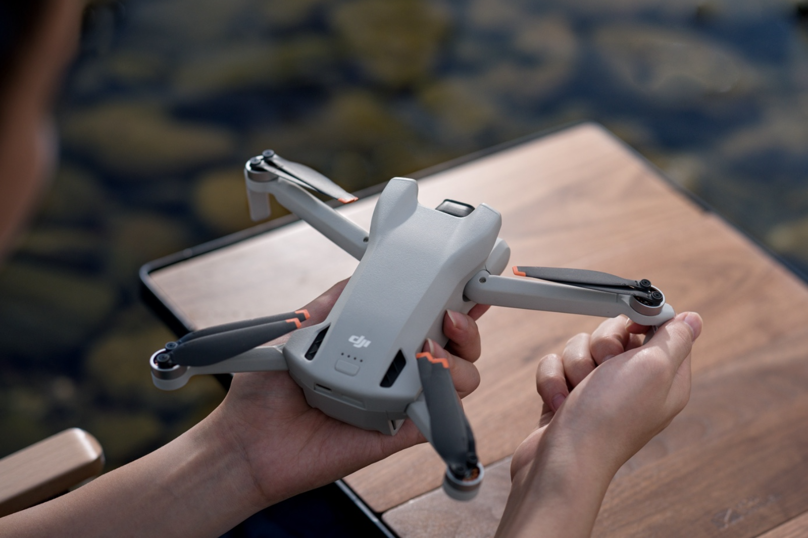 Opvouwbare DJI Mini drone klaar om te gebruiken voor beginners