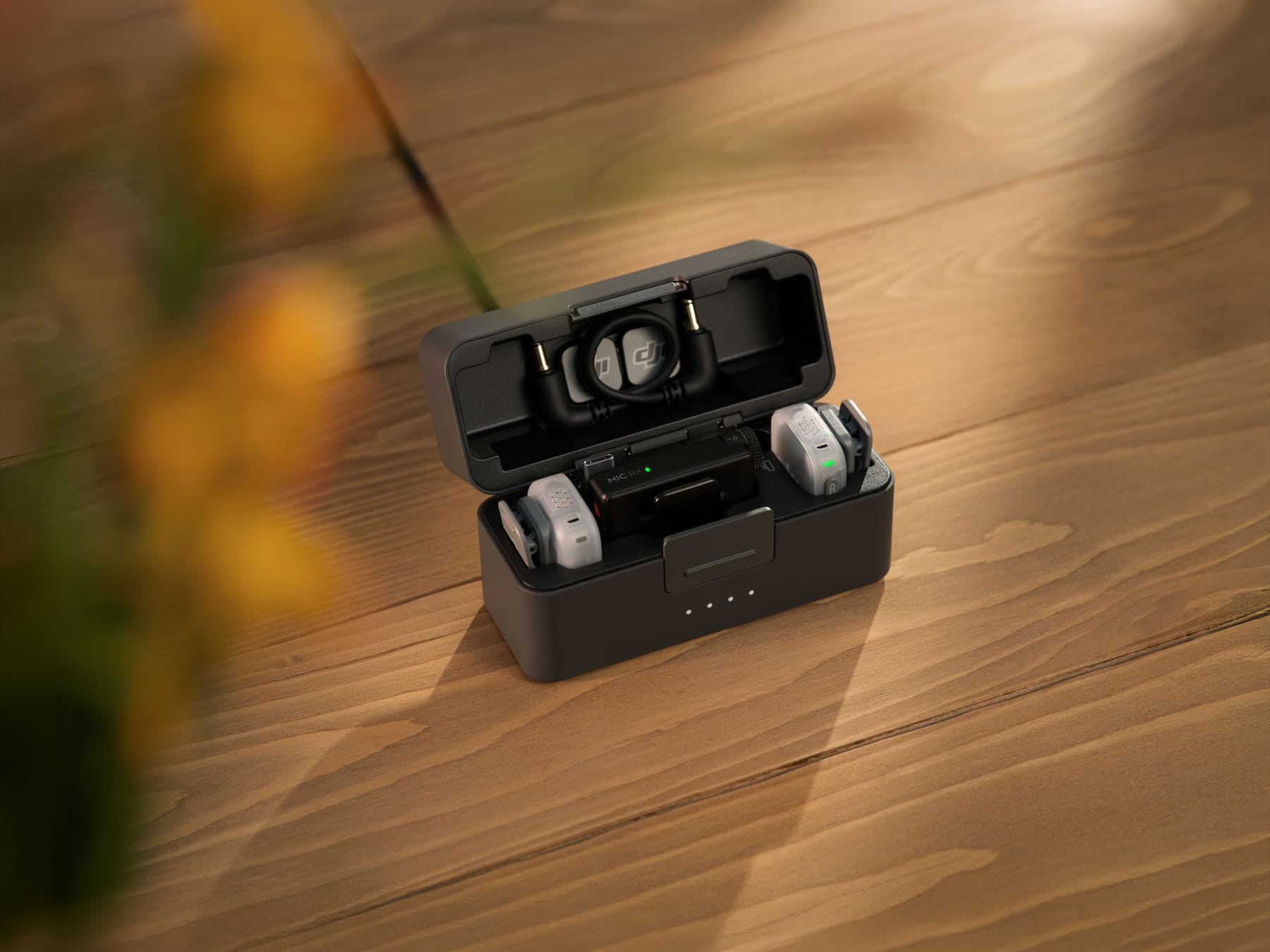 DJI Mic Mini 2 Camera Charging Case In Transimission