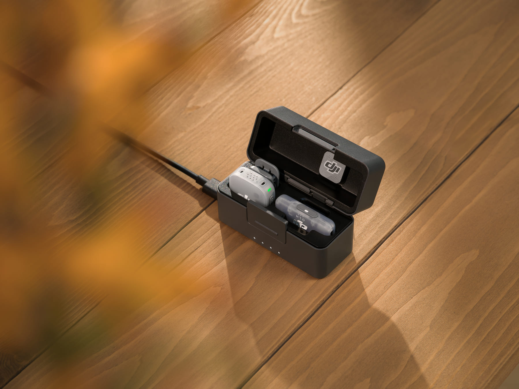 DJI Mic Mini 2 Phone Charging Case In Transimission