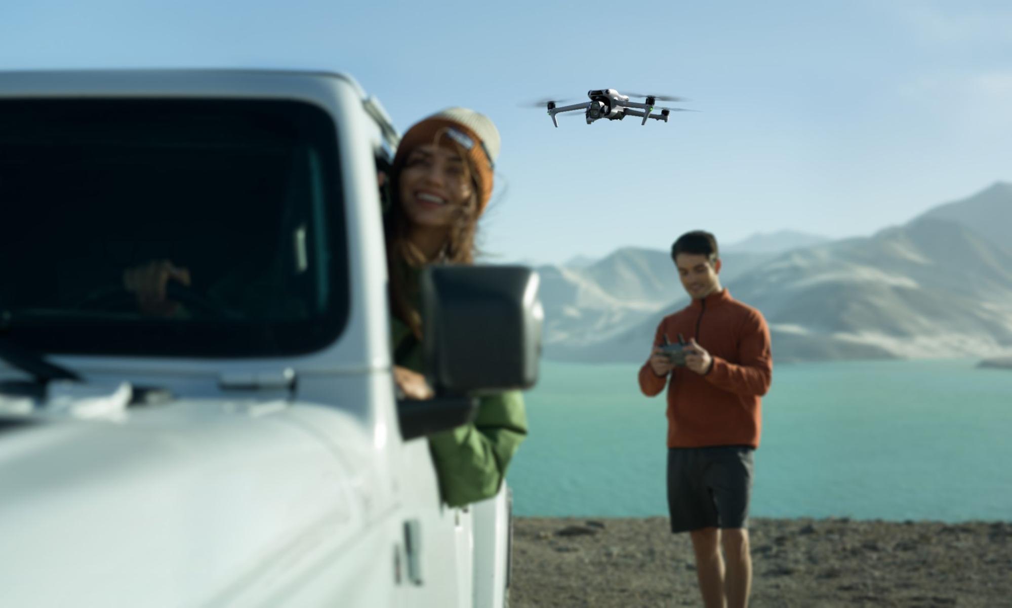 DJI Air 3S vliegt tijdens een roadtrip langs een bergmeer.