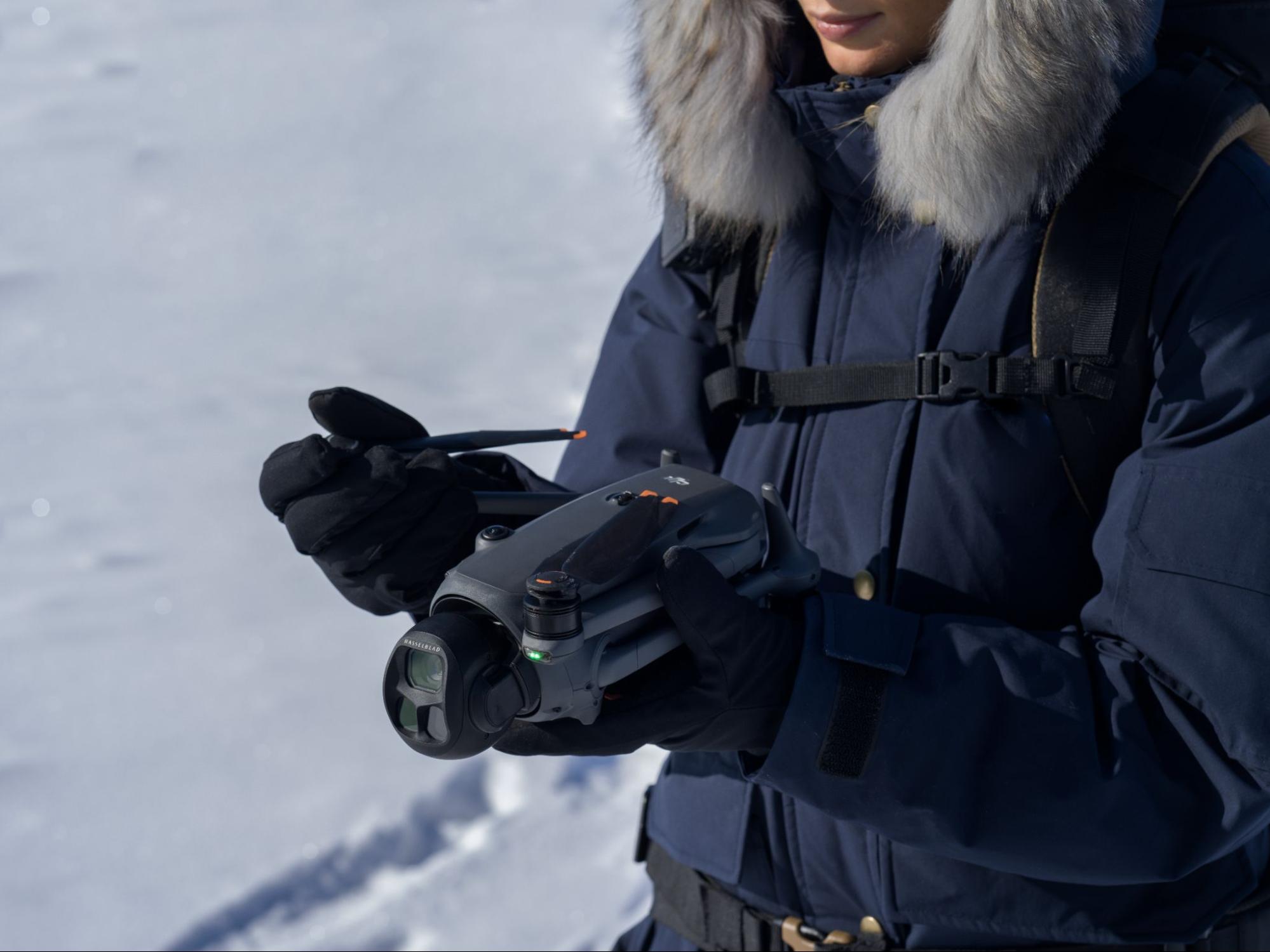 DJI Mavic 4 Pro wordt klaargemaakt voor gebruik in een besneeuwd landschap.
