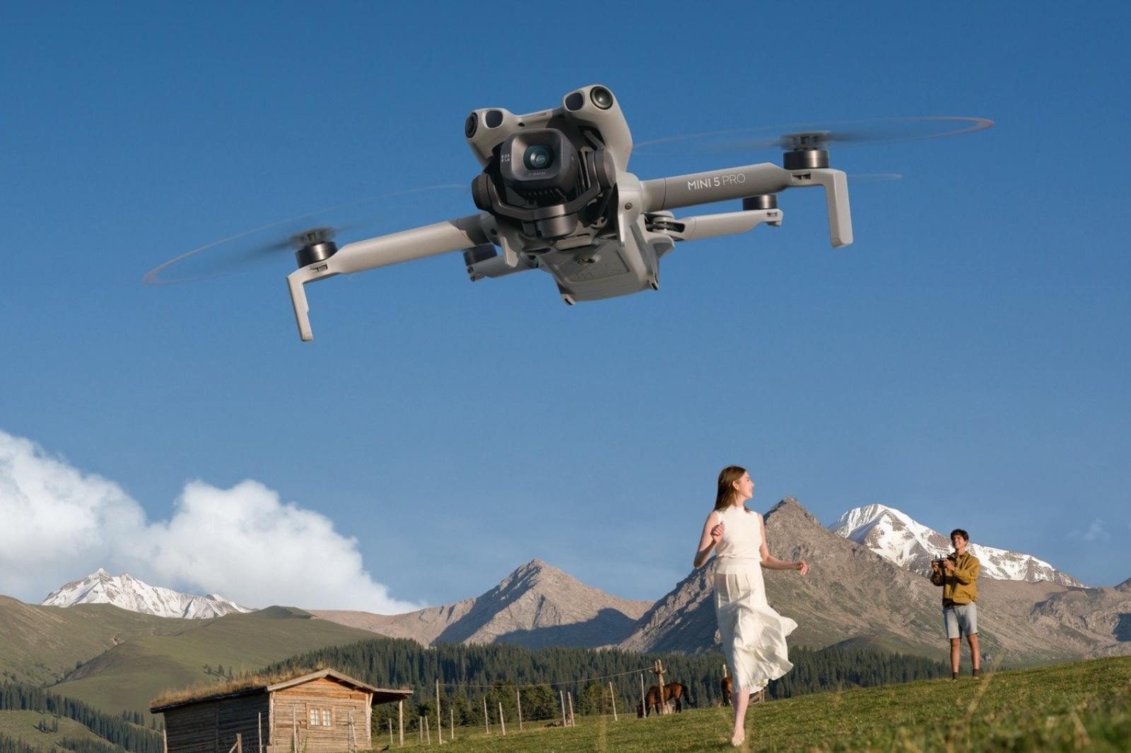 DJI Mini 5 Pro vliegt boven een berglandschap tijdens een reisavontuur.