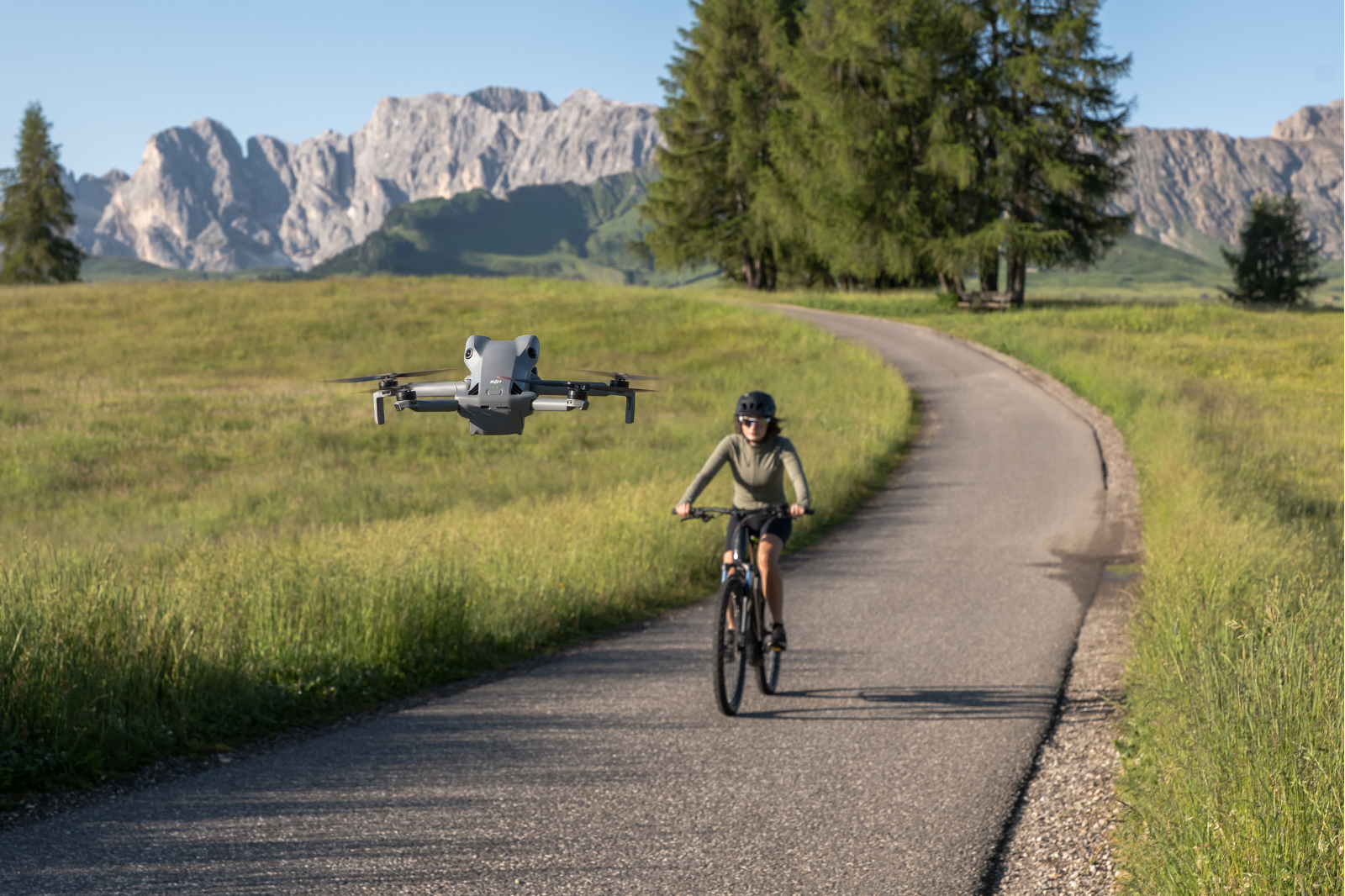 DJI-drone volgt automatisch een fietser op een landweg – ActiveTrack object tracking in actie