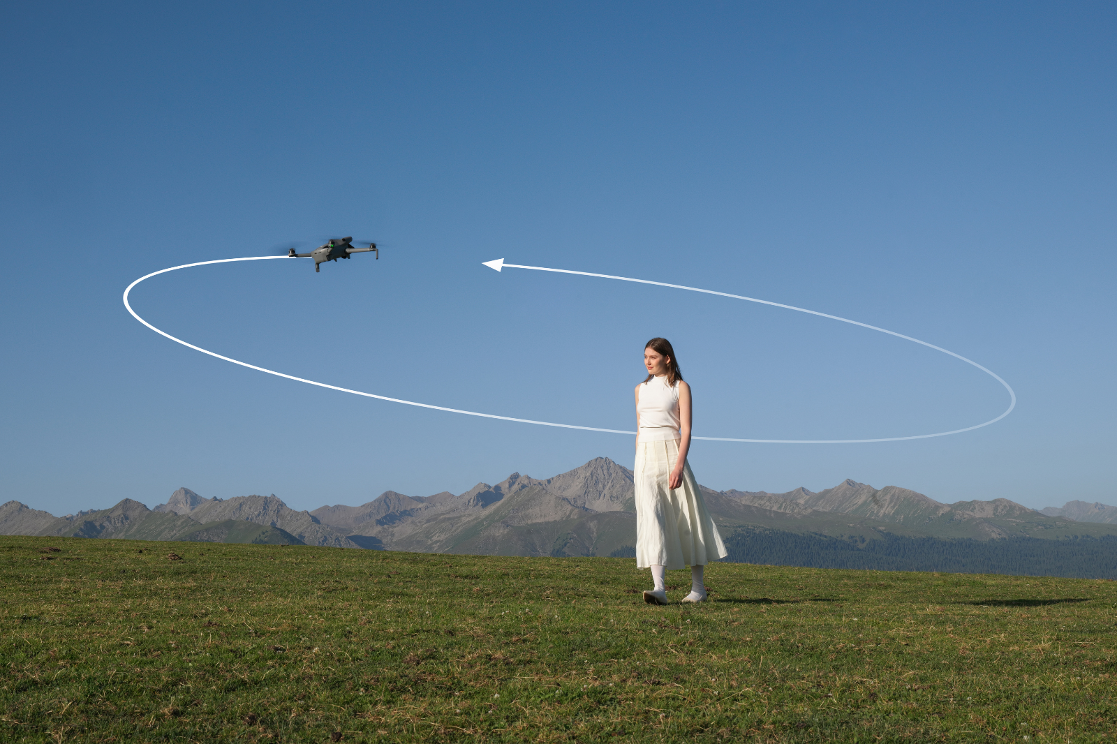 Drone vliegt automatisch rond een persoon in een berglandschap – illustratie van obstakeldetectie en autonome vliegmodi bij DJI-drones