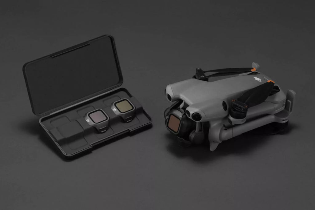 ND-filters in een opbergcase naast een ingeklapte DJI Mini-drone met filter op de camera.