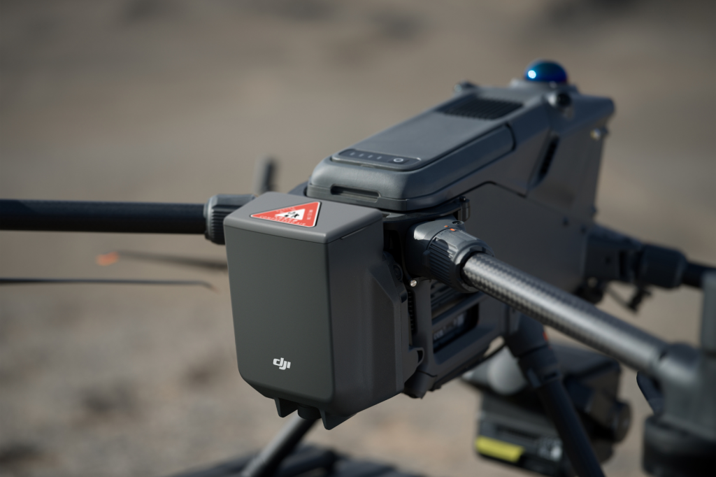 DJI AP100 parachute gemonteerd op de arm van de DJI Matrice 400
